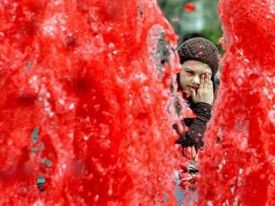 Вода в фонтане окрашена в красный цвет. Фото: doseng.org