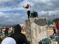 Разрушение памятника Уго Чавесу в Венесуэле, 29.07.24. Фото: соцсети